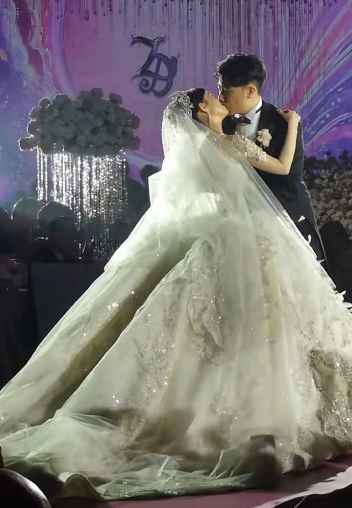 丁佳敏的丈夫「七匹狼二公子」周力源則擔任福建七匹狼實業股份有限公司總經理助理