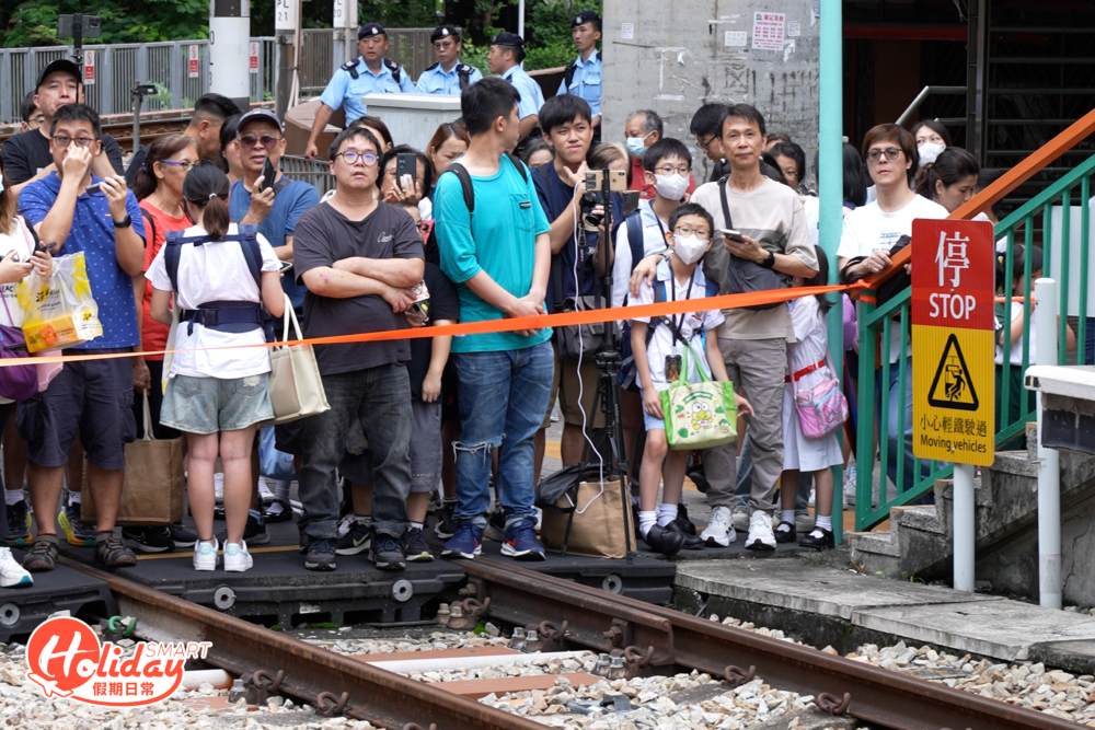 大批市民離遠守候,只為目睹列車登場一刻。