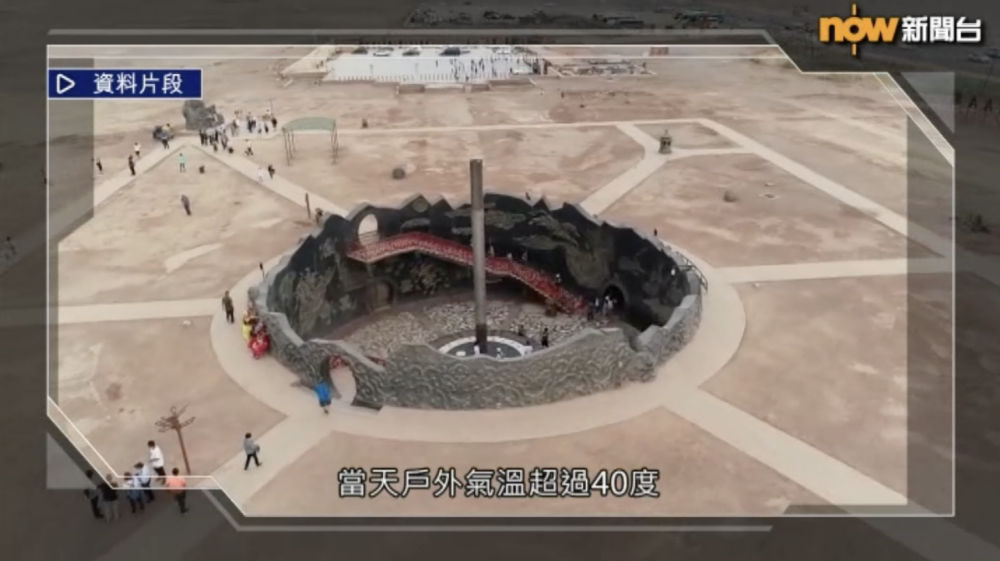 來自各地的遊客們穿著各式防暑裝備，在火焰山景區內合影留念。