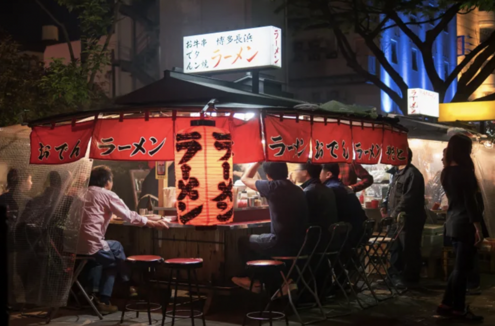日本的餐飲業者提出了「雙重價格制」作為解決方案