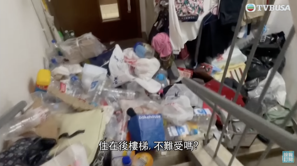 大廈走廊一半都是曾婆婆的物品,後樓梯大量垃圾堆積頂住防火門