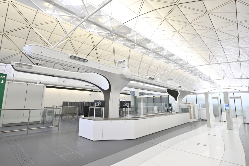 新安檢系統還配備了自動托盤回收功能及內置托盤消毒系統。如果旅客不小心遺留物品,系統會自動提示,確保不會有任何物品遺落。