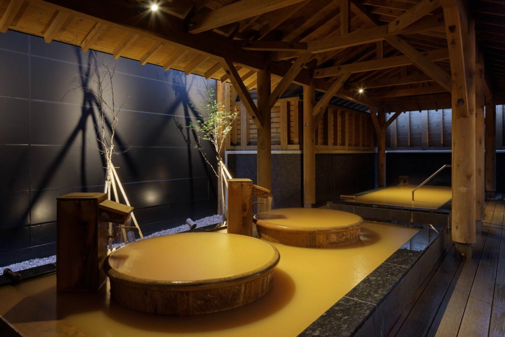 泉質為強氯化鈉鹽泉（pH 6.8）