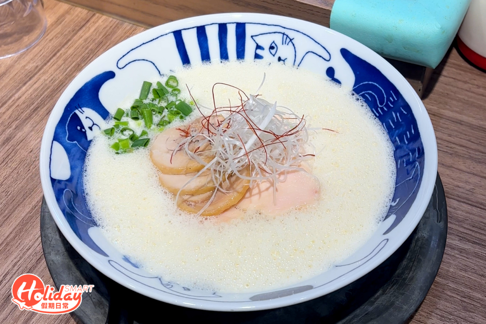 瑪瑙瑙麵是原味雞白湯拉麵,面頭放上3塊慢煮雞胸及雞叉燒。