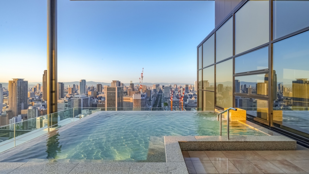 大阪THE TOWER光芒酒店最大的特色是擁有日本最高露天浴池,大阪靚景一覽無遺!