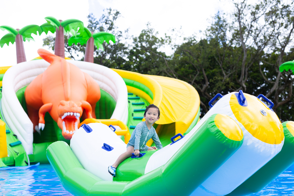 大欖燒烤（大埔店）佔地 14 萬呎，而這次適逢炎炎夏日燒烤場就將其中3 萬呎劃出化身成大尾篤恐龍水上樂園！