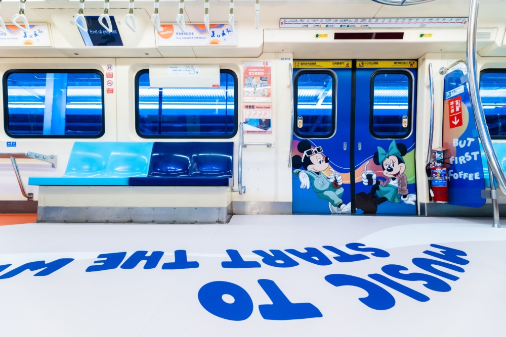 車內部分區域使用大膽吸睛的色調，搭配街頭塗鴉及丹寧拼貼風格等的設計，加上各種讓人會心一笑的勵志標語～