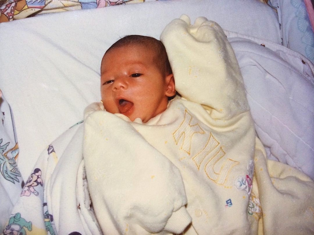 父母為了讓何詩蓓學習游水，帶著6個月大的她與姊姊一起去泳池玩水。