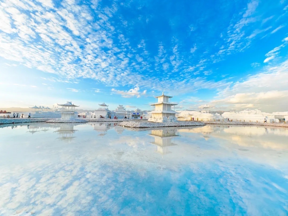 茶卡鹽湖位於內地青海省,海拔3059米,非常接近天空