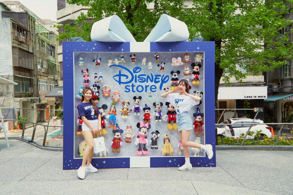 裝著迪士尼經典公仔的巨型夢幻禮物盒必打卡！