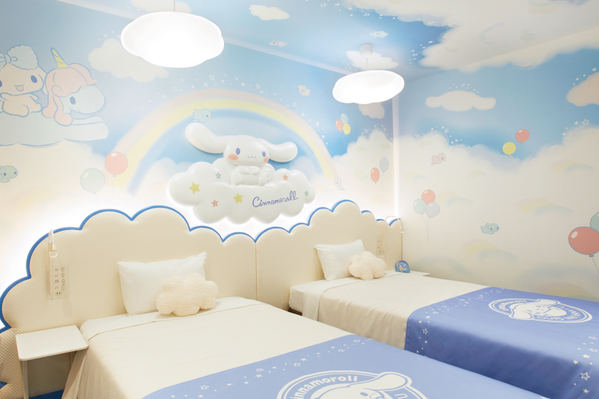 房間都有好多雲朵元素，包括吊燈、攬枕都係雲嘅形狀。