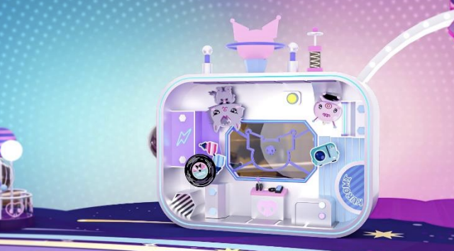 粉絲可到在駕駛倉與KUROMI一起感受短暫的失控無重力飄浮感，身旁更有飄浮的軍團成員，KUROMI更帶上糖果色系相機、甜品及小小電視機等道具，大家記得緊握兩側的扶手，坐在機長位置上拍出上下顛倒的錯覺照片！