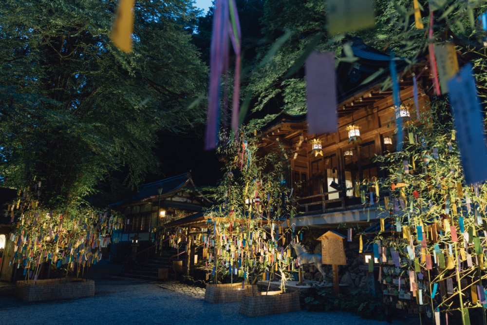貴船神社於七月初至八月中舉辦「七夕笹飾夜間點燈活動」,可在短籤寫上心願,並吊掛在笹竹上。