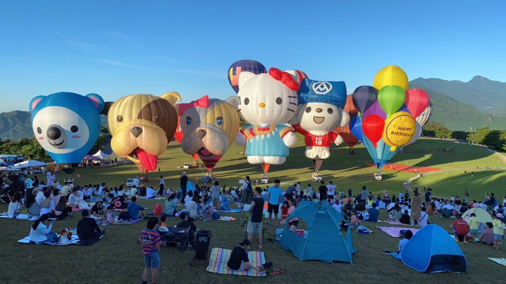 屆時五顏六色的熱氣球會在綠意盎然的草地上排排站