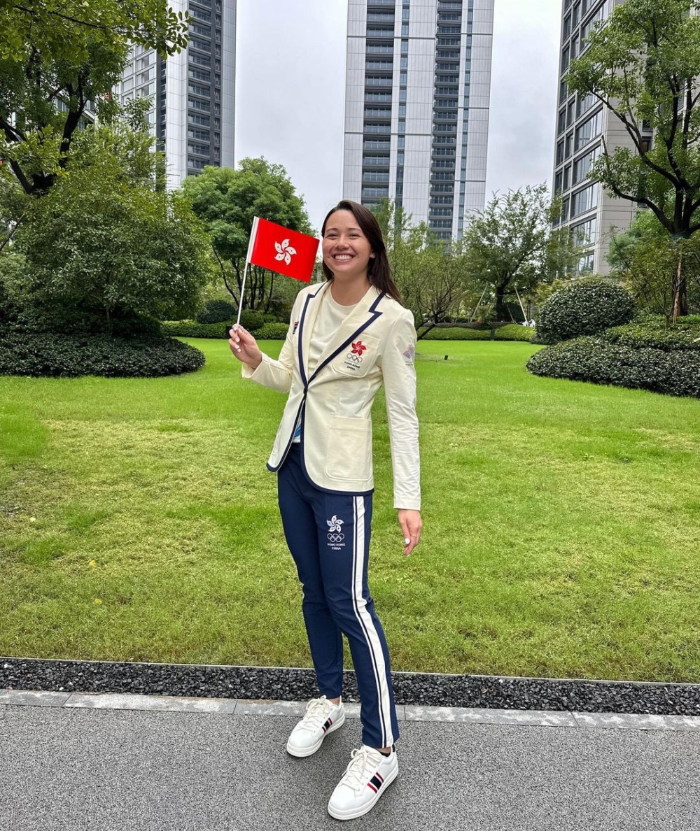 愛爾蘭曾多次招攬何詩蓓，但毅然放棄愛爾蘭，選擇代表香港出戰，並直言「我為代表香港感到自豪！」