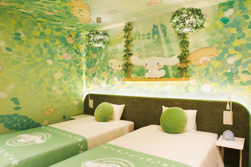 房間以綠色為主，仲加咗樹葉等作裝飾，營造大自然嘅感覺。