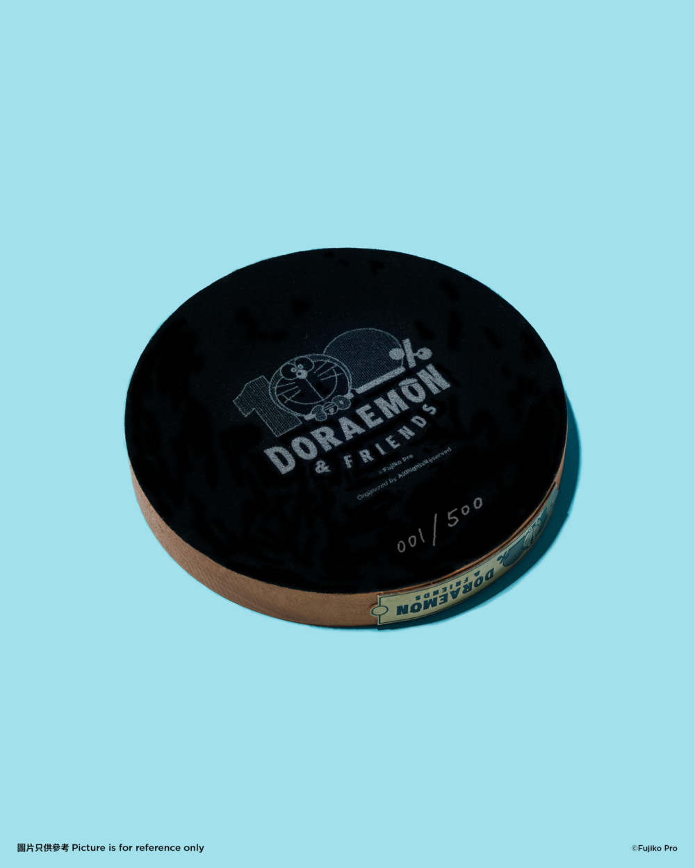 每枚均附有老師外型嘅銅雕、獨立編號及木盒包裝。