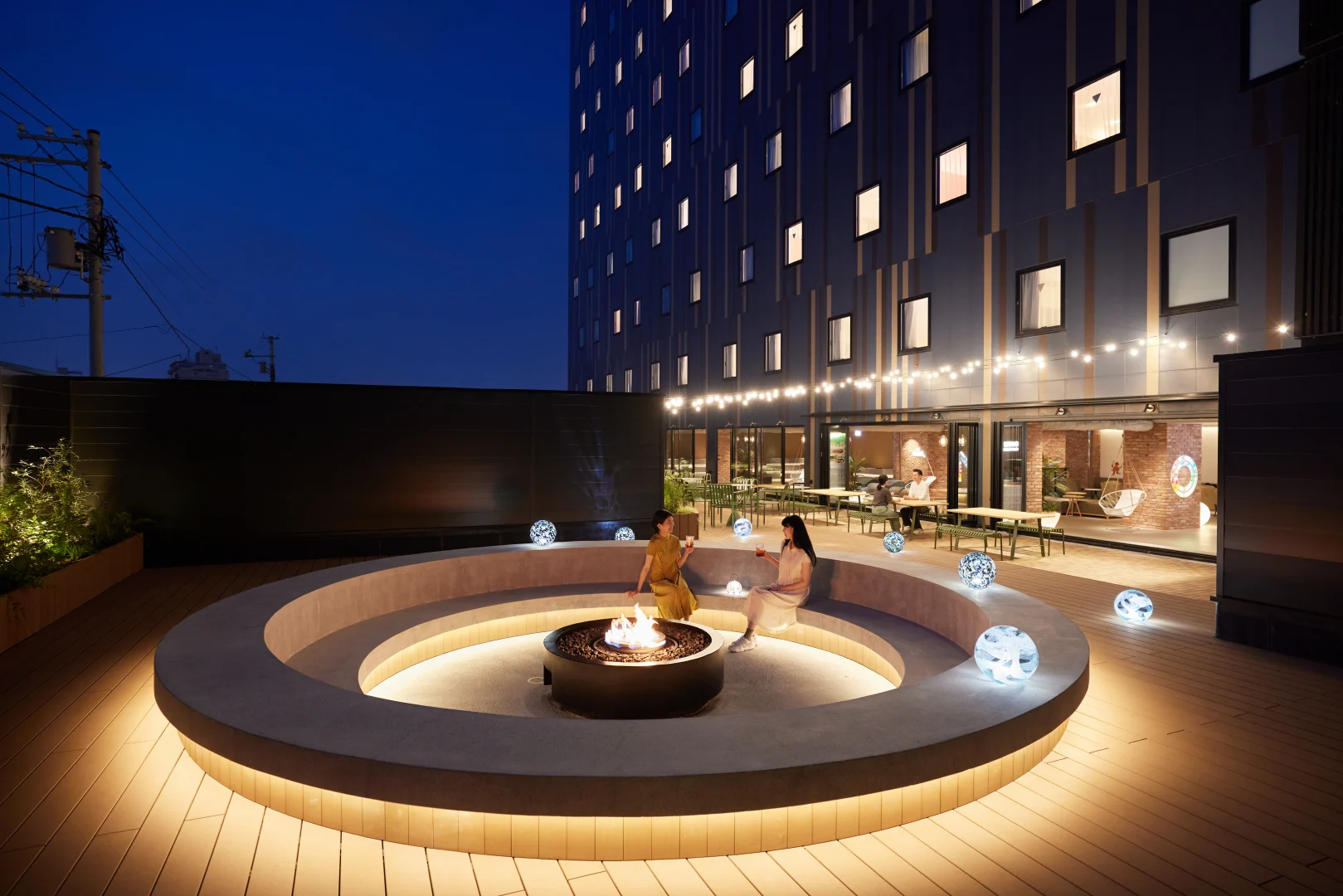 夜晚嘅時候，你仲可以欣賞到漁火嘅美景，同埋感受營火帶嚟嘅溫暖和舒適。 