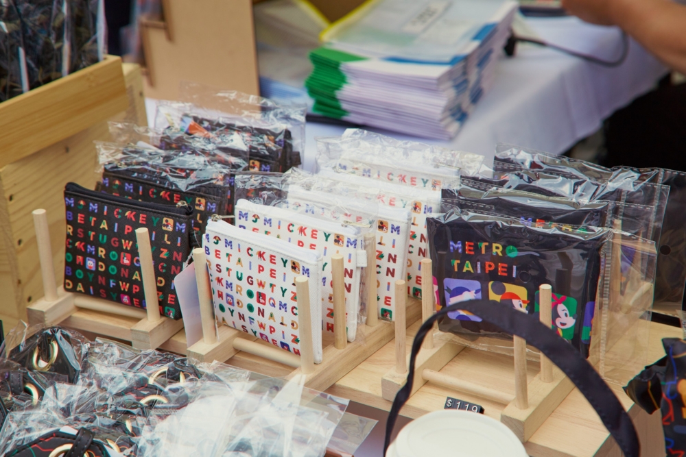 周邊商品採用全新都會主題的設計風格～