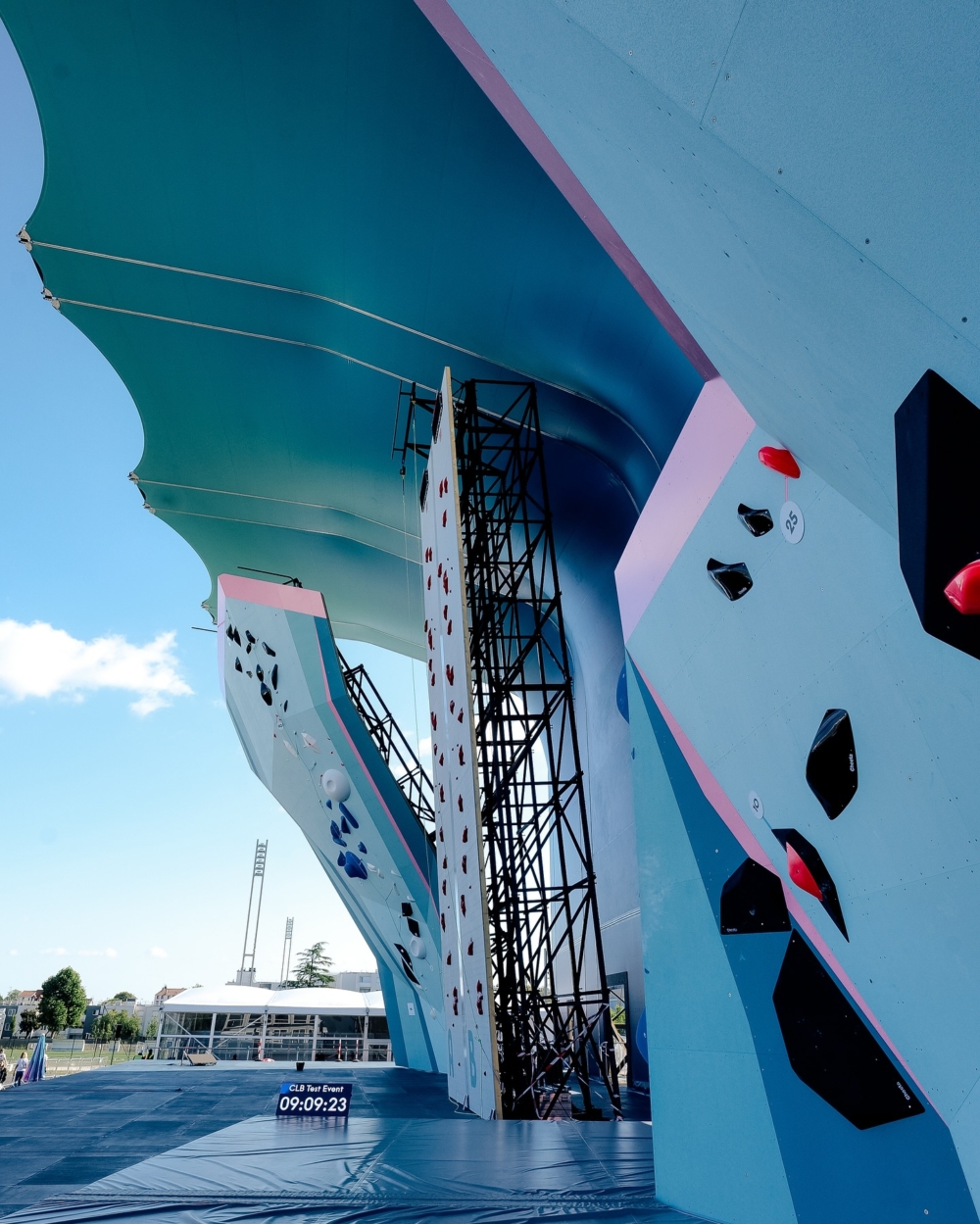 攀岩項目場館採用清新湖水藍綠色搭配粉色點綴，加上不同顏色的岩塊不規則分佈，大膽創新！