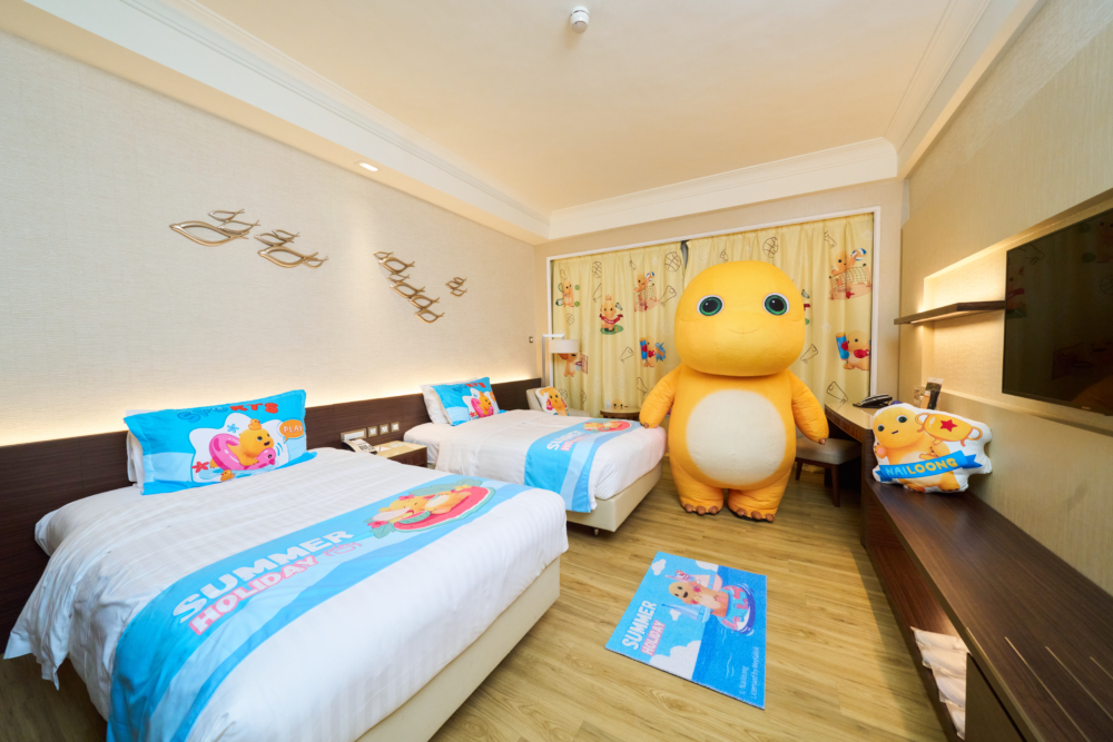 房間窗簾、床上用品等都有運動look奶龍。