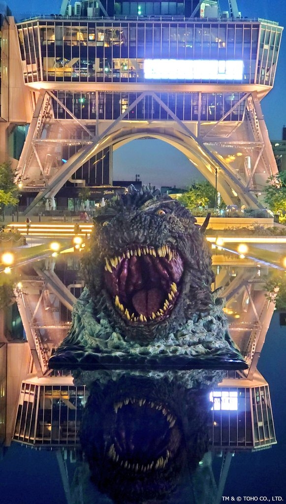 入夜後在燈光映照下,哥斯拉呈現不同於白天的強烈氛圍!