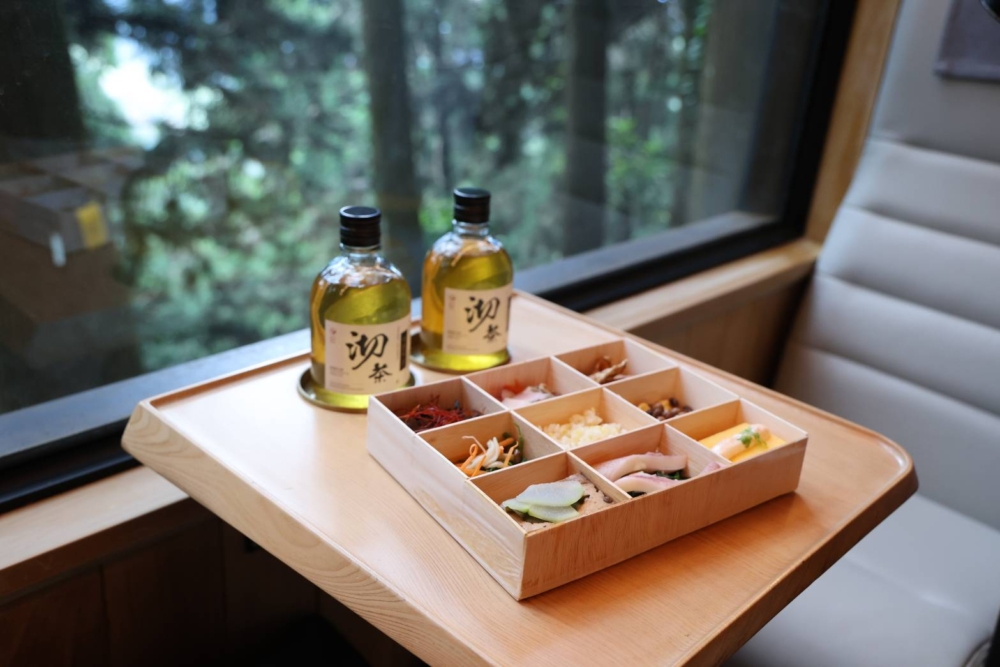 森好食路線可品嚐到由阿里山英迪格酒店特別為福森號打造，以林鐵沿途「文化、風景及寶藏」為主題的九宮格木質餐盒！