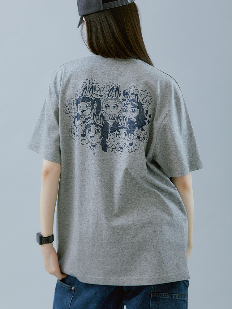 NewJeans x MURAKAMI T-SHIRTS (混合灰)（備有 M、L 及 XL 碼） 每件港幣$299