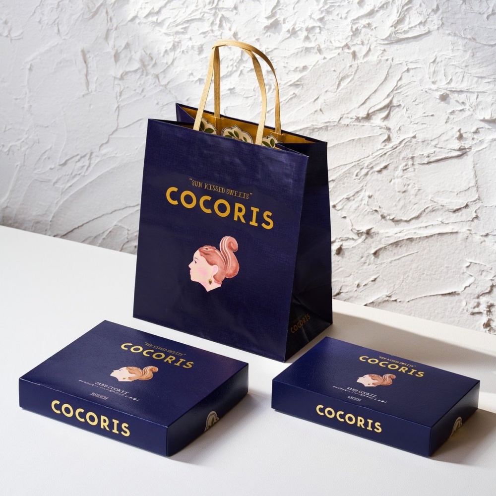 COCORIS的招牌LOGO是一名少女的優雅側臉，髮型巧妙融入了一隻松鼠及堅果耳環，創意十足～