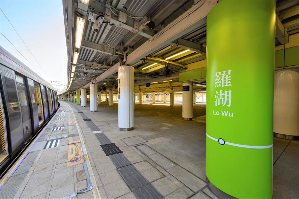 如經羅湖口岸北上,可乘搭港鐵東鐵線至羅湖站。