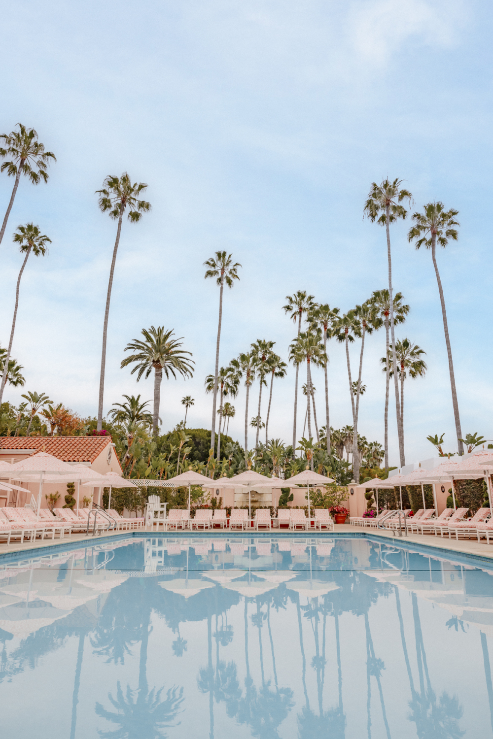 整個泳池區從躺椅、太陽傘到帳篷門簾，都被鮮豔的珊瑚粉色Toile de Jouy Soleil印花所覆蓋