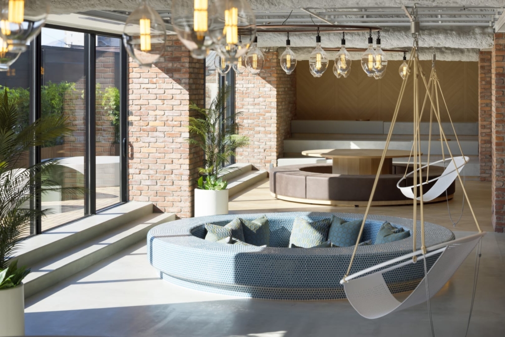 呢個空間同函館呢個城市係無縫連接，提供全天候嘅服務。