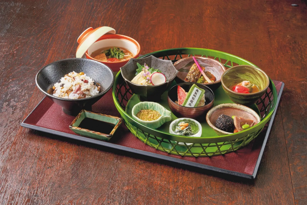 「岩柱」悲鳴嶼行冥-和風菜食御膳（素食）。