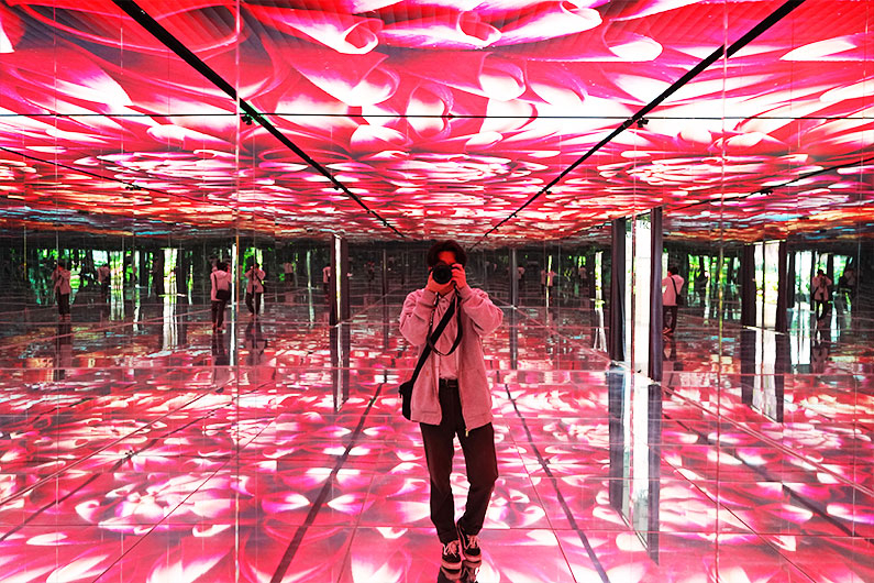 在「影像室」大家將可沉浸式體驗鏡子與媒體藝術結合所呈現的視覺美感