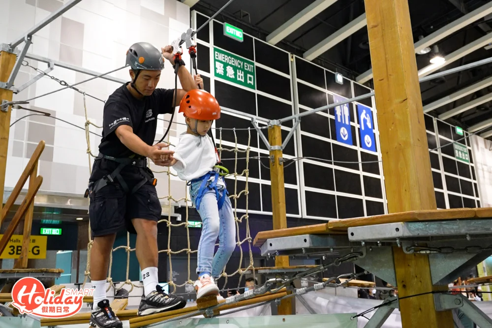 運動消閒博覽除咗有以往十分受歡迎嘅流動繩網,今年更新增「親子繩網飛索體驗」