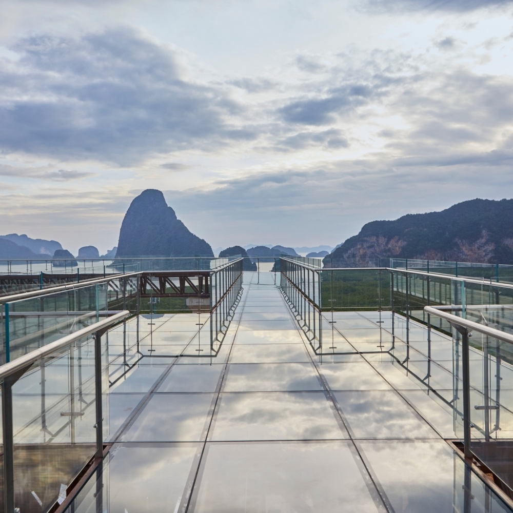 「Beyond Skywalk Nangshi」採用30毫米厚的三層厚的全透明玻璃地板製成,每平方米可承受約500kg的重量~