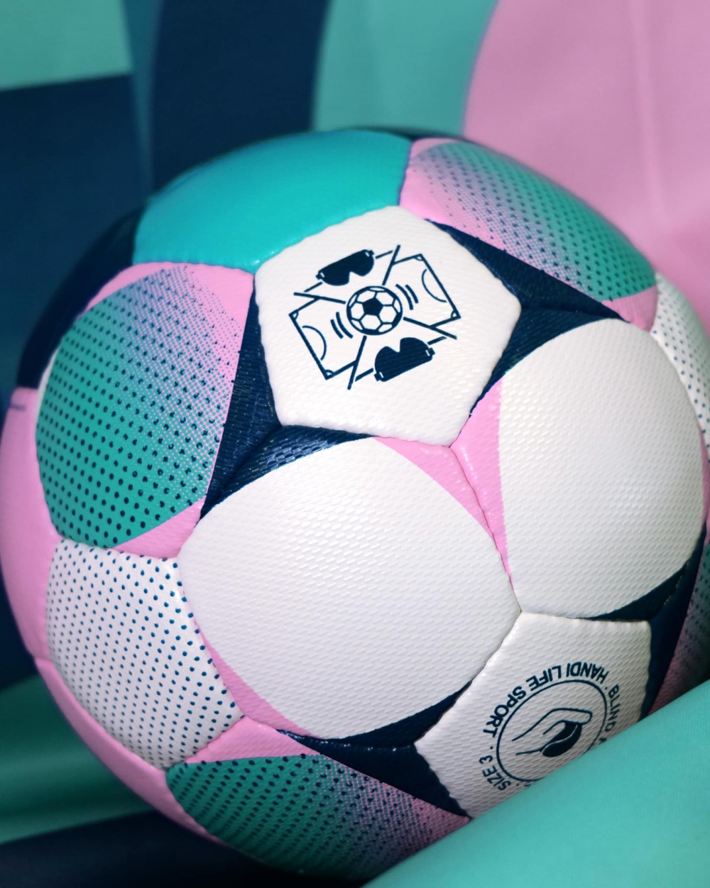 足球選用綠色及粉色的撞色設計～