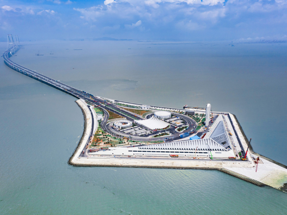 深中通道集「橋、島、隧、水下互通」於一體，全長24公里，共有8條車線，深圳至中山從2小時車程大大縮短至30分鐘！