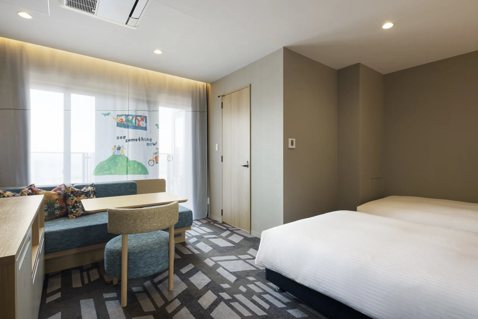 所有客房均可脫鞋，目嘅就係要讓旅客可以脫掉鞋襪，解放疲累嘅雙腳。