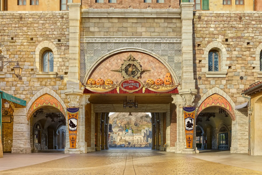 入口處的柱子及拱門亦換上了萬聖節主題的紫色及橙色裝飾！