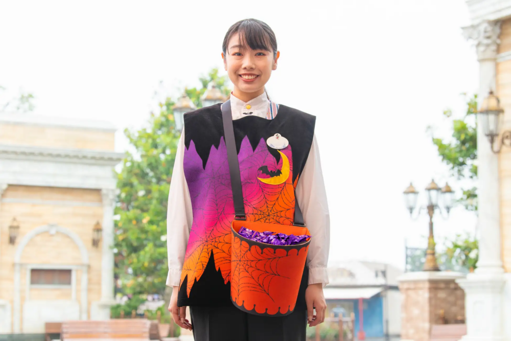 向穿著萬聖節特別服飾、背著水桶的迪士尼工作人員，大喊「不給糖就搗蛋/Trick Or Treat」，就會獲送迪士尼萬聖節特別版糖果～