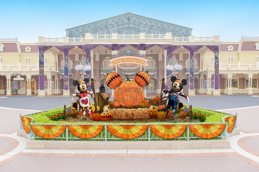 東京迪士尼樂園會在入口處擺放巨型米奇南瓜，旁邊還有兩隻米奇及米妮稻草人～