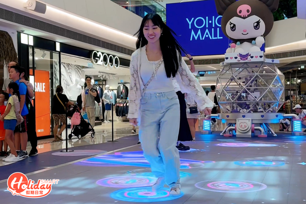 只要踩在螢幕上，光影氣泡就會散開，好玩又打卡able。