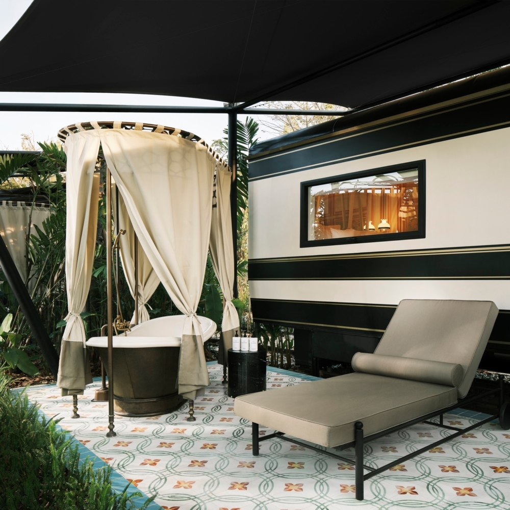 所有客房都設有戶外浴缸和遮陽陽台，少數客房設有私人游泳池。