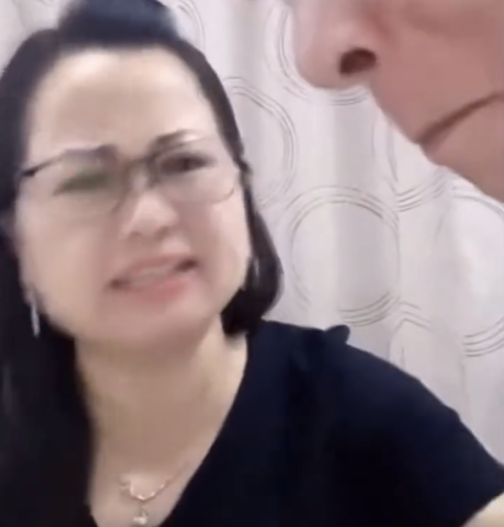 何太直播時「露出真面目」,何伯入鏡時即推開對方