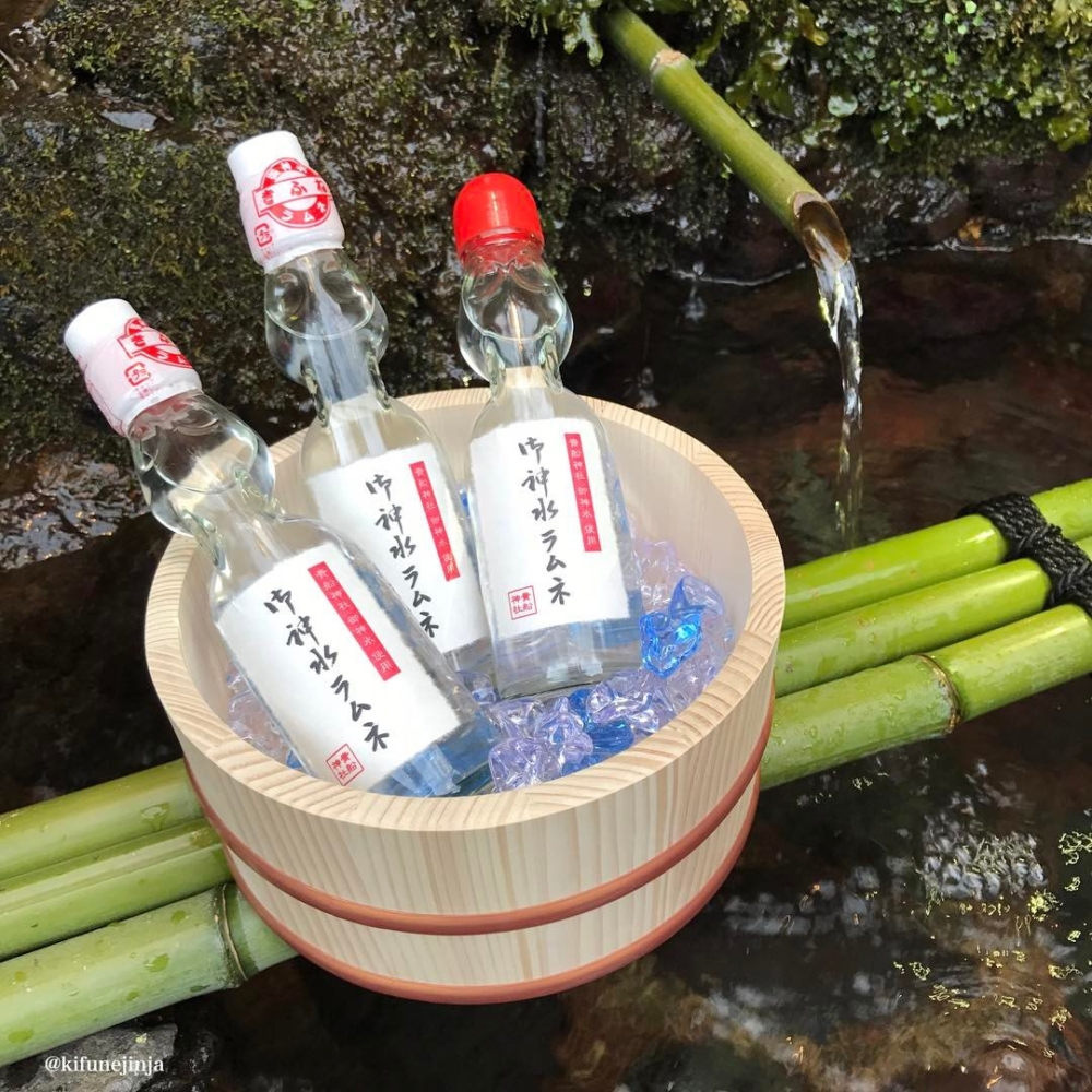 除了可自備水樽,貴船神社亦有售賣盛裝「神水」的專用容器!