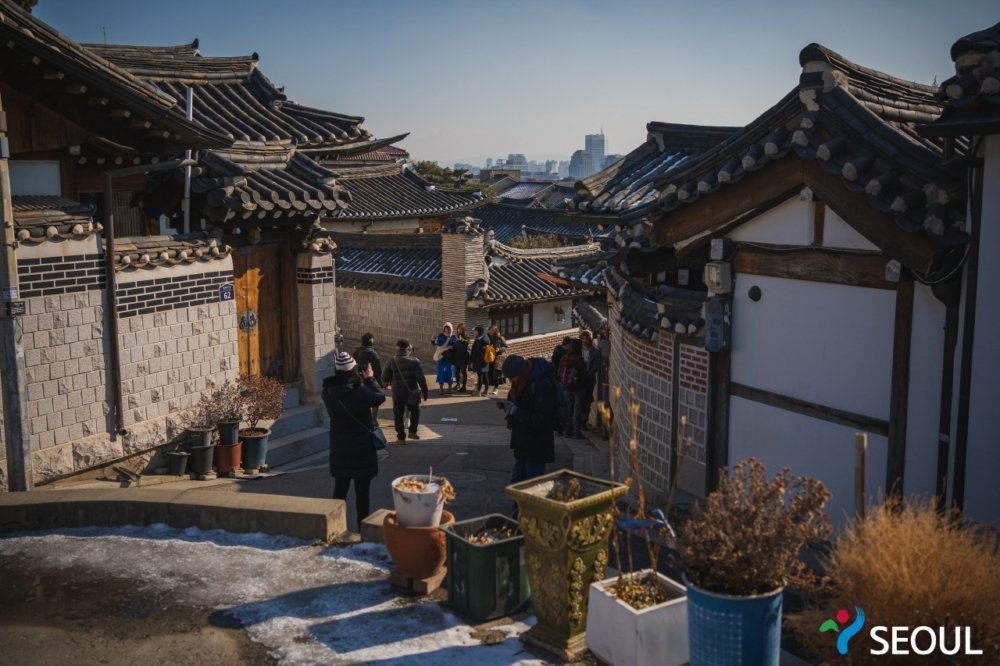 鐘路區廳將三清洞、嘉會洞等北村韓屋村一帶指定為《觀光振興法》中的「特別管理區域」，根據民怨程度劃分成紅色、橙色及黃色三個區域。