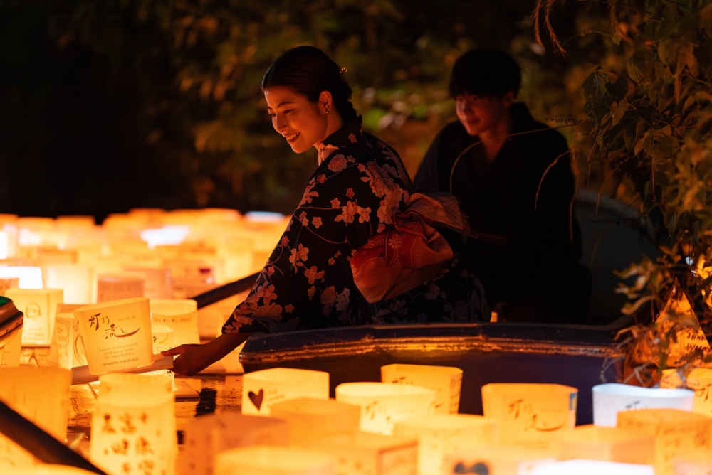 千鳥淵燈籠漂浮會分為兩種活動：乘船親自放燈籠，以及購買燈籠並交由工作人員放入河中～