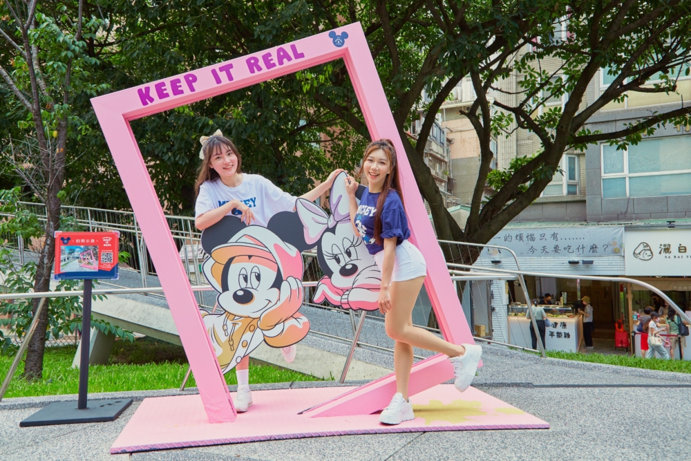 打卡並上傳至社交平台，仲有機會贏取香港迪士尼樂園雙人行或限定商品～