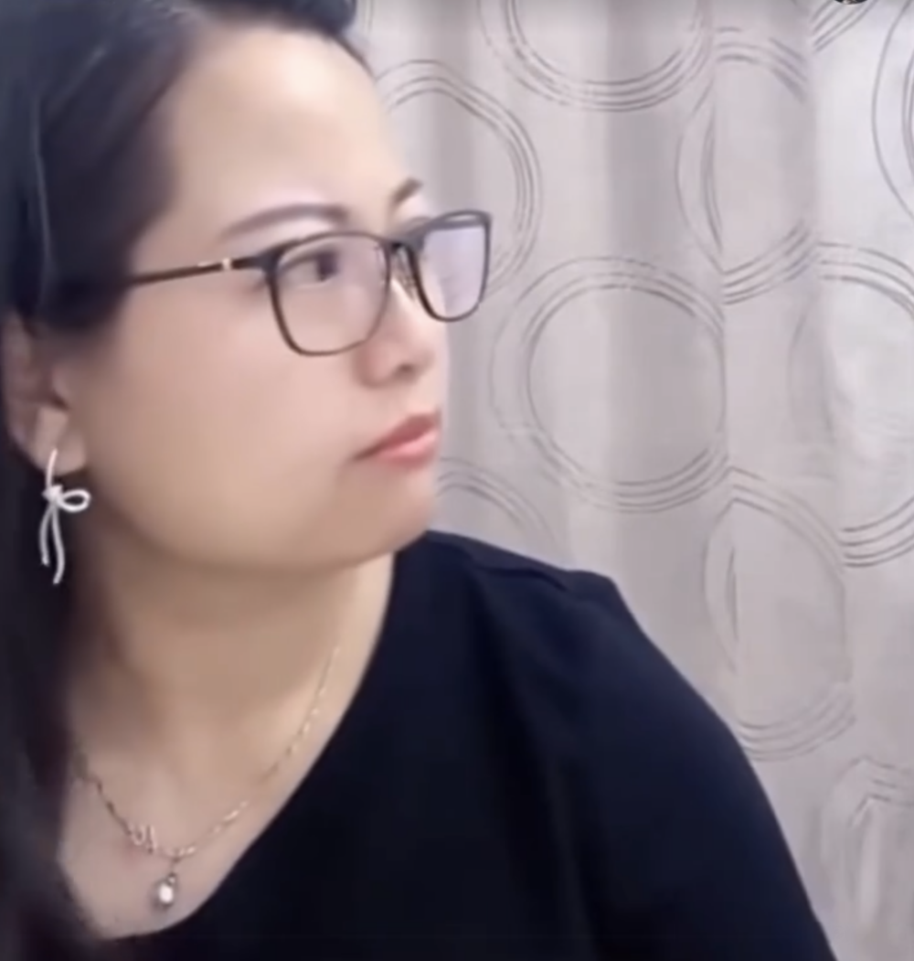 何伯稱要攞嘢,何太指:「你兜過去攞唔得咩!你係咪教唔精呀!」並用凌厲嘅眼神望住何伯。